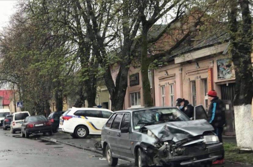 Влетів у зустрічне авто: на Закарпатті чергова за ранок ДТП (ФОТО)