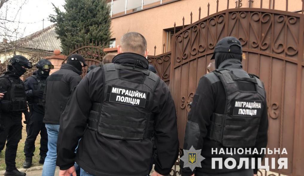 Бив та тримав у полоні: на Закарпатті обрано запобіжний захід чоловікові за позбавленні волі іноземців (ФОТО)