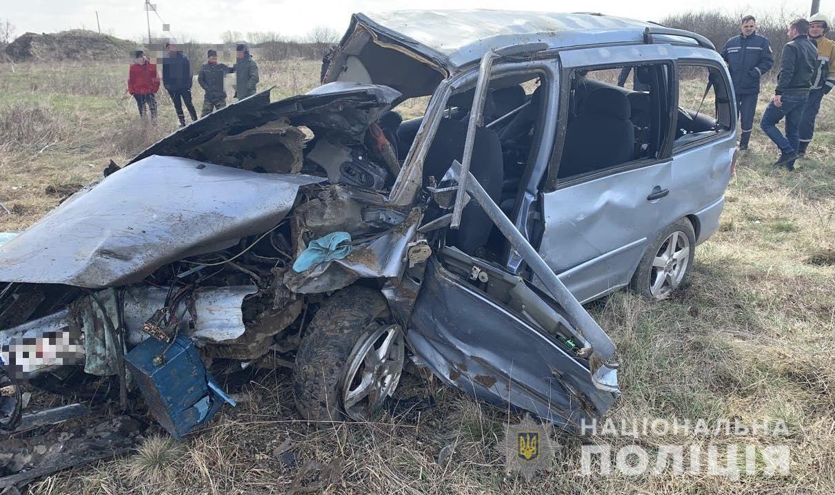 Двоє померлих, за життя третього борються медики: офіційні подробиці моторошної ДТП на Ужгородщині (ФОТО)