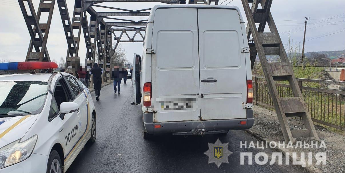 Нещасний випадок на Тячівщині: під колесами мікроавтобуса загинув велосипедист