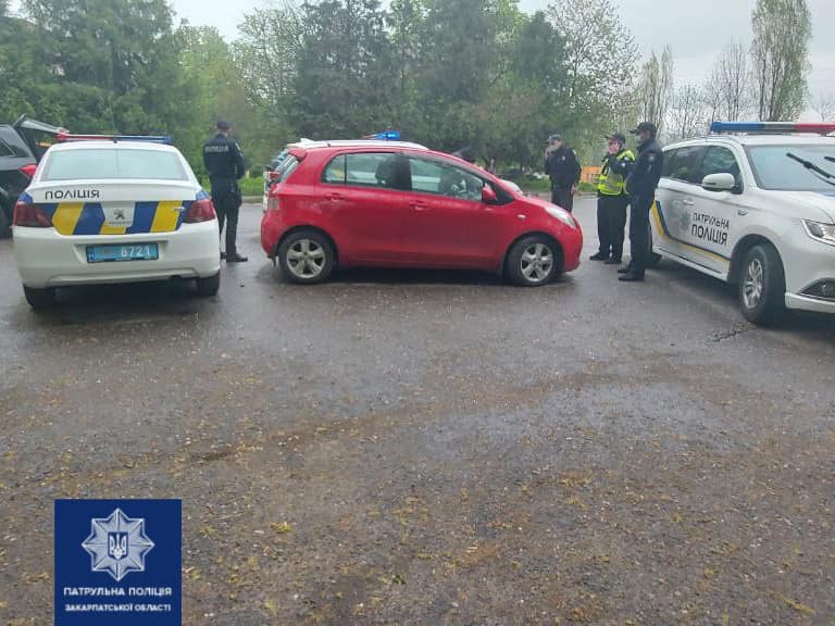 На Закарпатті агресивний водій ледь не наїхав на патрульного (ФОТО)