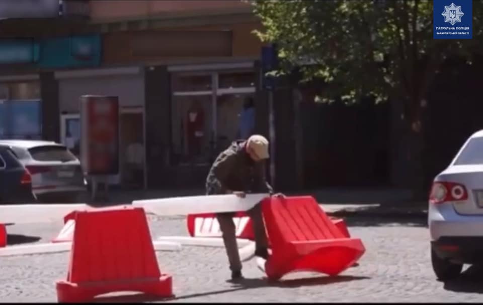 У Мукачеві притягнули до відповідальності чоловіка, який громив нові встановлені кругові обмежувачі (ФОТО)