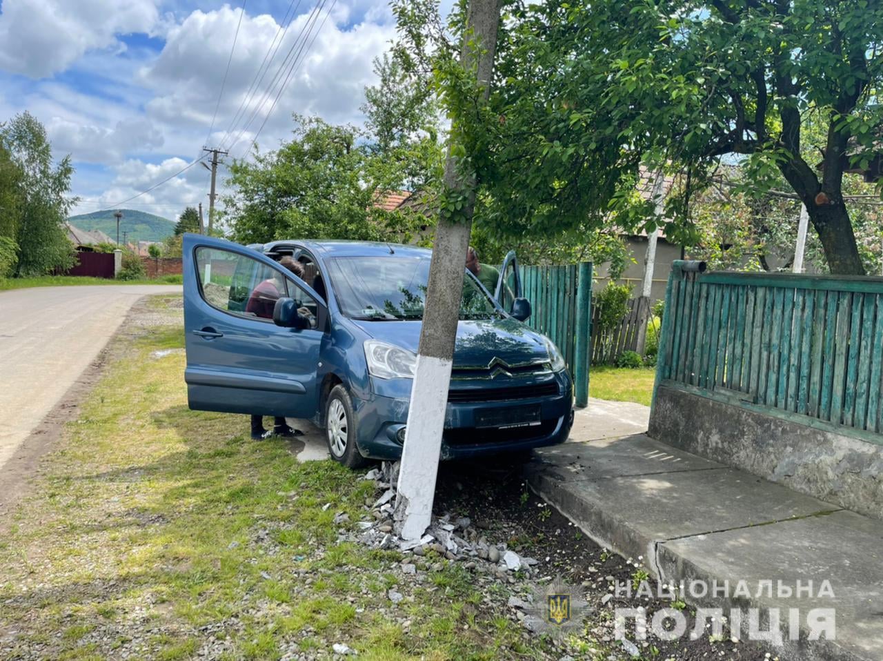 На самокаті раптово виїхала на дорогу: на Берегівщині під колеса автівки потрапила 6-річна дівчинка (ФОТО)