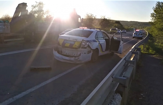 Автопригода в Ужгороді за участі поліцейського авто (ФОТО, ВІДЕО)