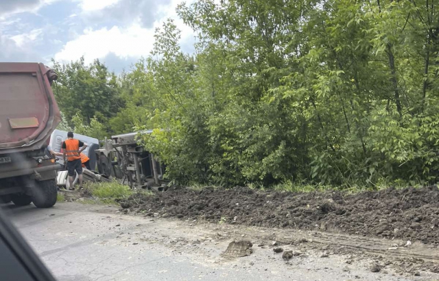 На Мукачівщині вантажівка перекинулась в кювет (ФОТО)