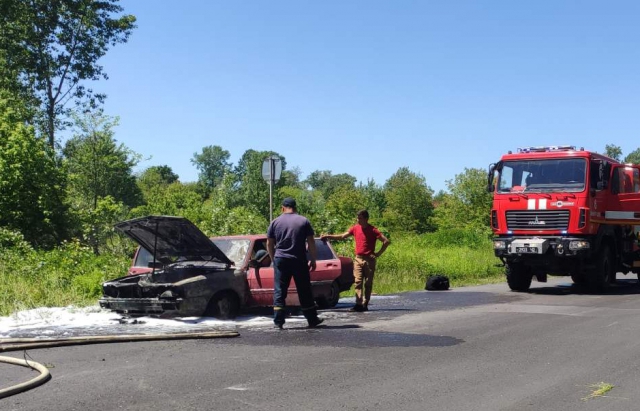 Спалахнула прямо на дорозі: на Берегівщині загорілася автівка (ФОТО)