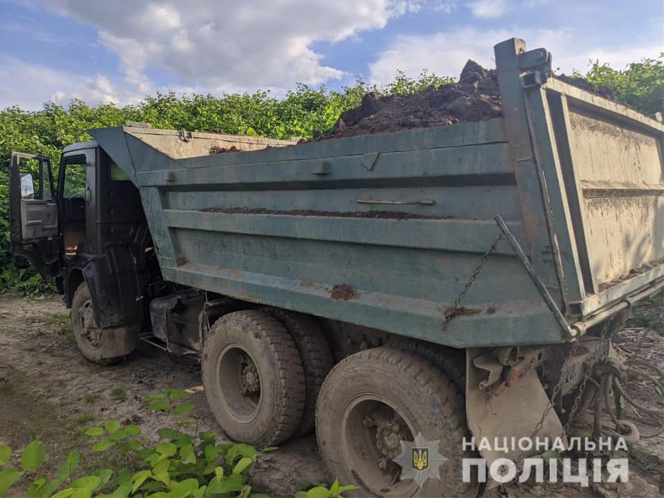 Злочин проти довкілля: поліцейські Мукачева розслідують факт незаконного видобутку ґрунту (ФОТО)