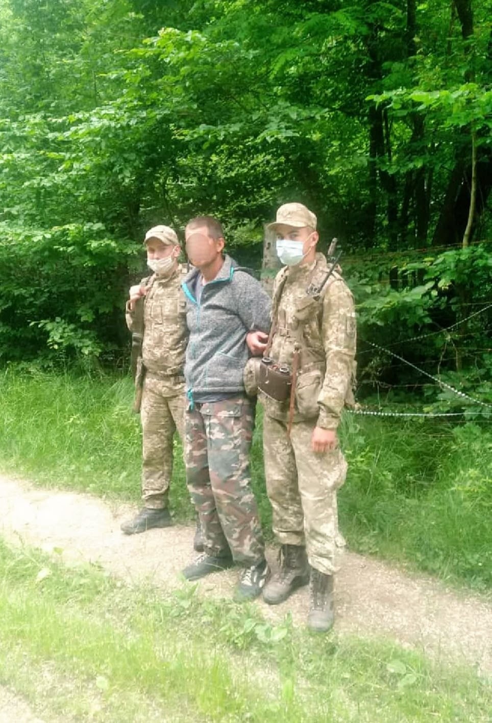 На кордоні Закарпаття та Словаччини впіймали двох нелегалів (ФОТО)