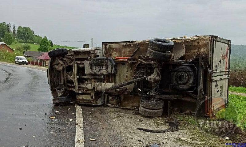 На Львівщині в аварію потрапила вантажівка із Закарпаття (ФОТО)