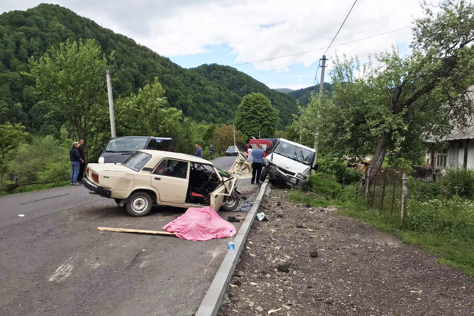 Подробиці смертельної ДТП на Хустщині: на місці працювали рятувальники ДСНС (ФОТО)